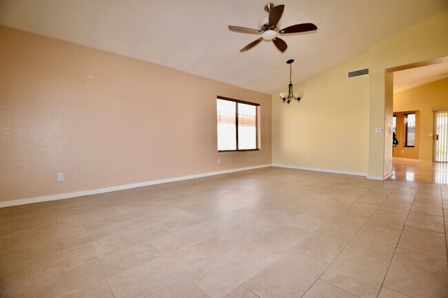 Building Photo - Excellent 4 bed 2 bath Ahwatukee Home!