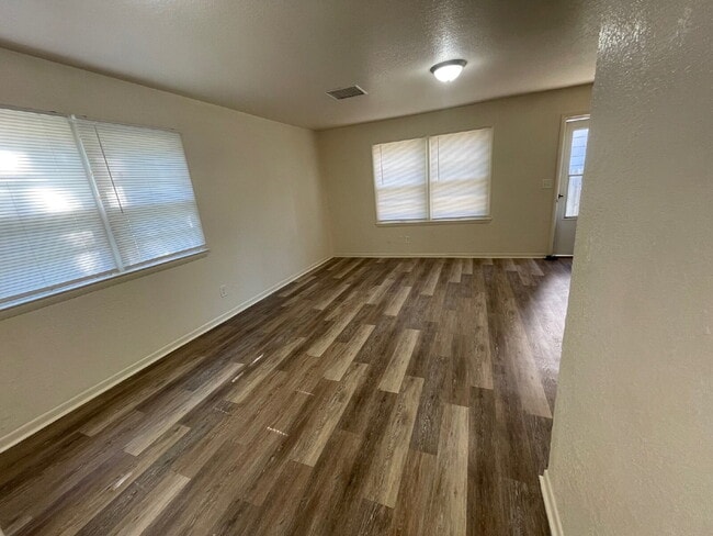 Building Photo - 1907 N Jeanette Ave