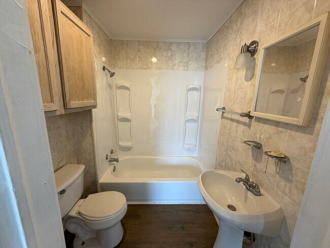 Building Photo - Spacious yard-3/2 available now!