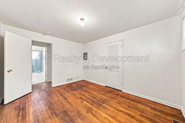 Building Photo - 913 3rd St