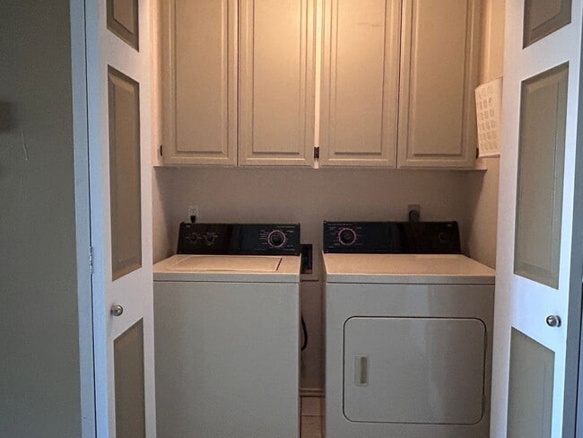 Building Photo - Charming 2BR Condo with Vaulted Ceilings, Fireplace & Pool Access