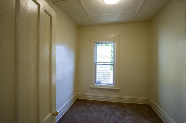 Building Photo - 713 S Beech St