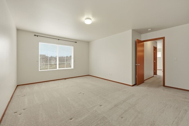 Building Photo - 3 bed 2.5 bath updated home in Tumwater School District - 2300 sq.ft. - fenced back yard.