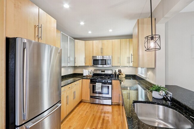 Building Photo - 39 Forest St