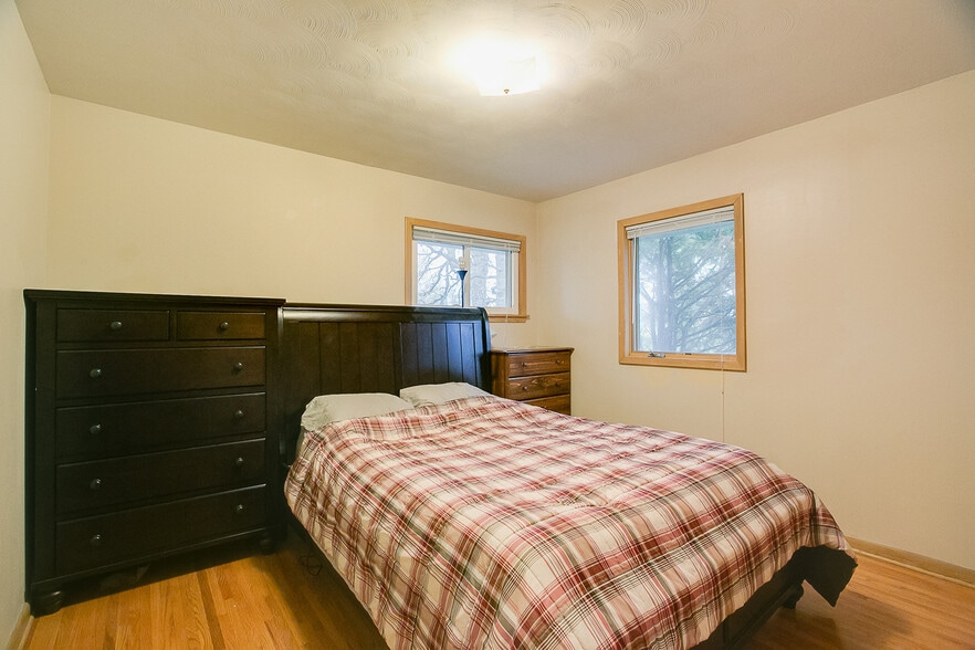 Building Photo - 996 Larpenteur Ave West