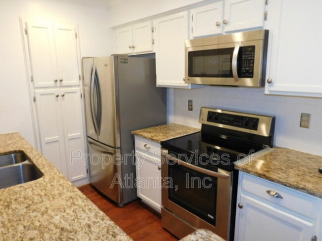 Building Photo - 4115 Pine Heights Dr NE