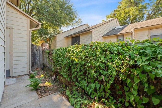 Building Photo - 3801 Menchaca Rd