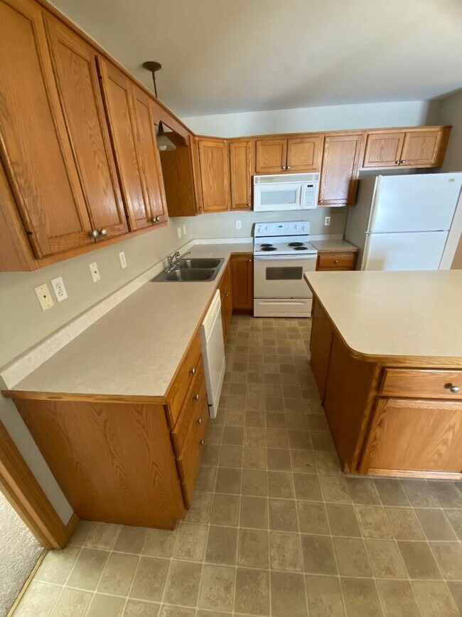 Building Photo - 1451 Summit St