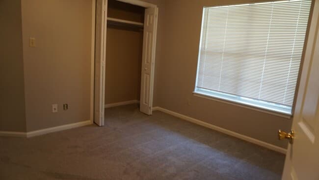 Building Photo - Adorable home conveniently located