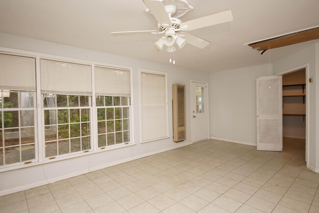 Building Photo - 596 L'Ombre Ct NE