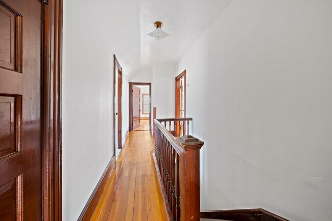 Building Photo - 14 Stuart St