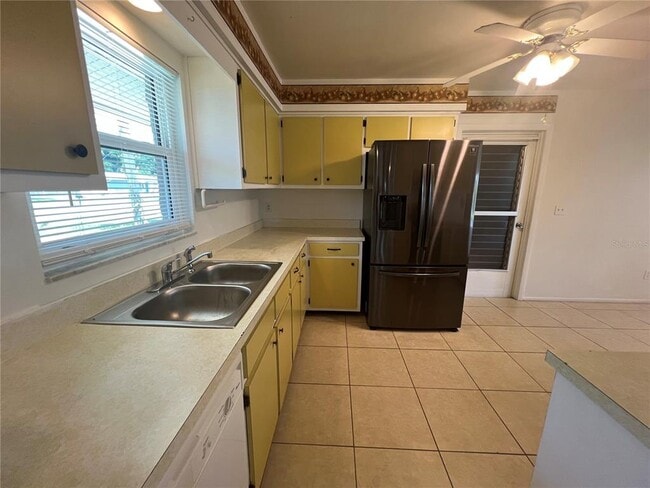 Building Photo - 2372 Abscott St