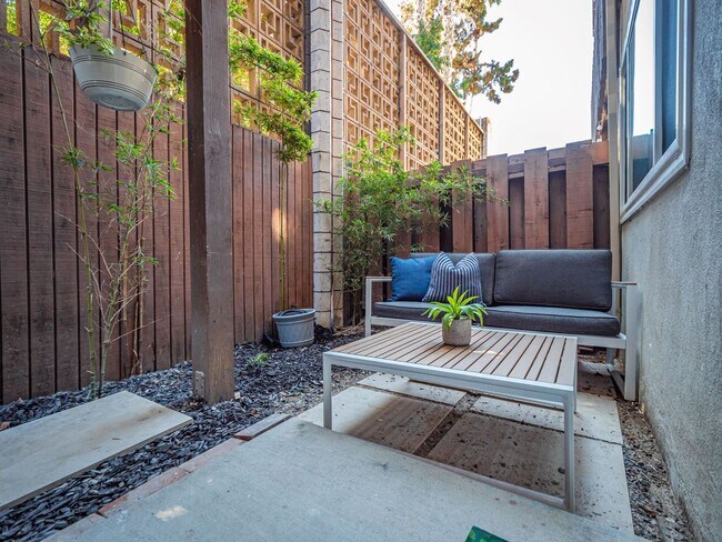 Building Photo - Fully Furnished Minutes from the Beach Newly Remodeled 2 Bedroom Move in Ready!