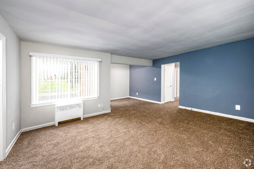 3BR, 1BA - 852SF - Living Room - Newbury Square