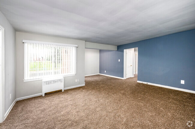 3BR, 1BA - 852SF - Living Room - Newbury Square