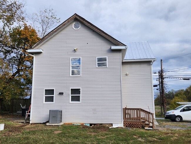 Building Photo - Charming newly updated home in the Pikesid...