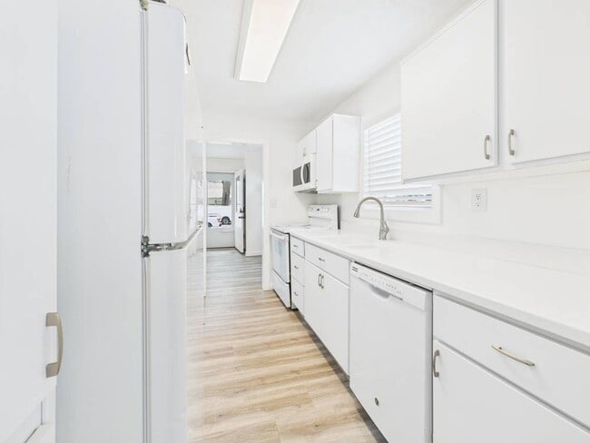 Building Photo - Cozy 2 Bedroom 1 Bathroom Ranch style Home...