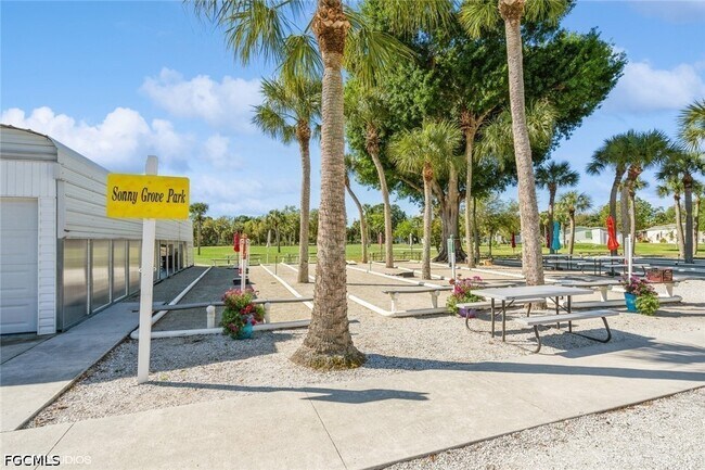Building Photo - 5558 Palm Beach Blvd