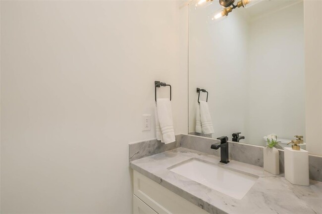 Building Photo - 508 W 26th St