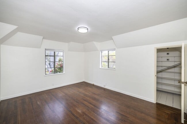 Building Photo - Stately Two Story Home w/ Serene Backyard in Crescent Park