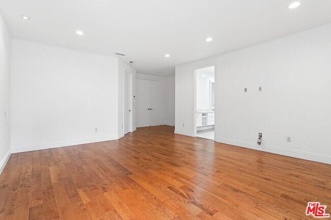 Building Photo - 4510 Tyrone Ave