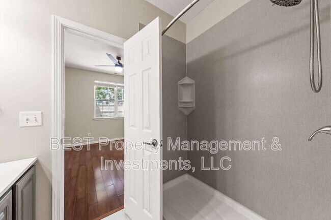 Building Photo - 8130 Kings Creek Dr