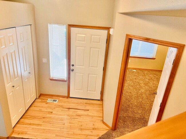Building Photo - Enormous 4 Bed 2.5Bath + Bonus Room Great Lacey Neighborhood