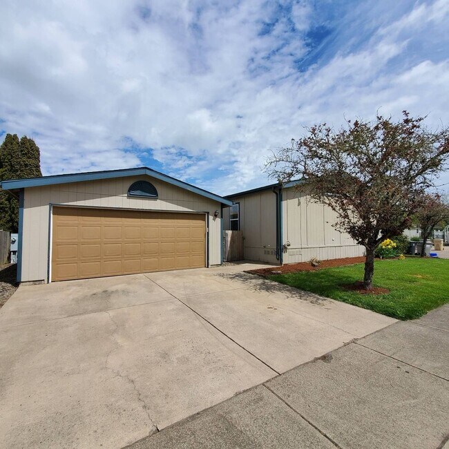 Building Photo - Pet Friendly 4 Bedroom  2 Bath w/ 2 Car Garage