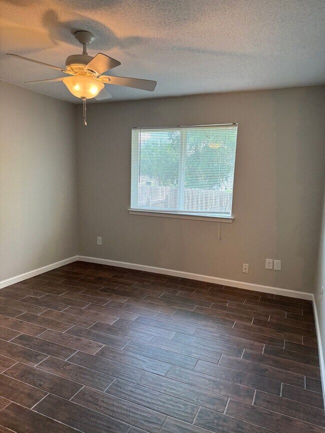 Building Photo - 215 Greenlawn Blvd