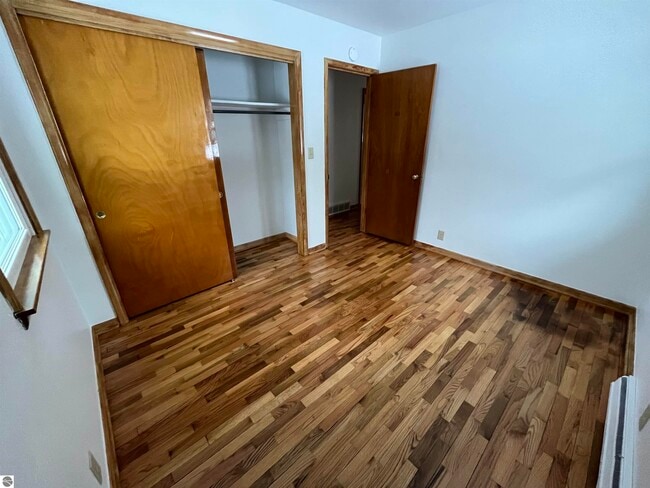 Building Photo - 833 Fern St