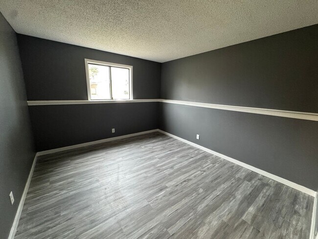 Building Photo - 317 N Bridge Ln