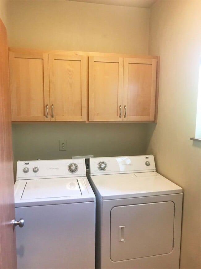 Building Photo - Spacious West Campus 4 bed,2 bath downstai...