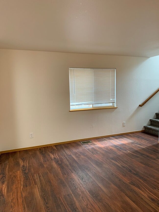 Building Photo - 3 Bdrm, 1 & 1/2 Ba | Muldoon & Tudor area | AVAILABLE NOW!!