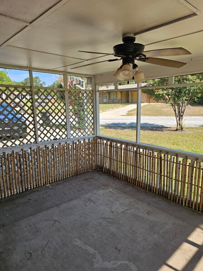 Building Photo - 1422 Ridgewood Dr