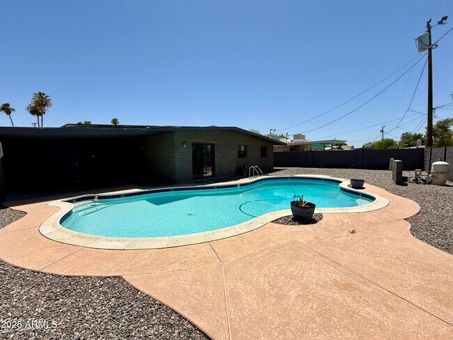 Building Photo - 3702 E Paradise Dr
