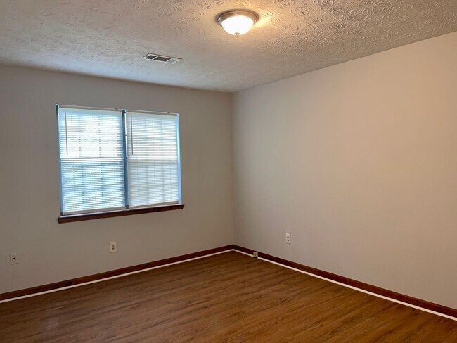 Building Photo - 2 Bed Ranch Duplex with Garage w/ NO Carpet!