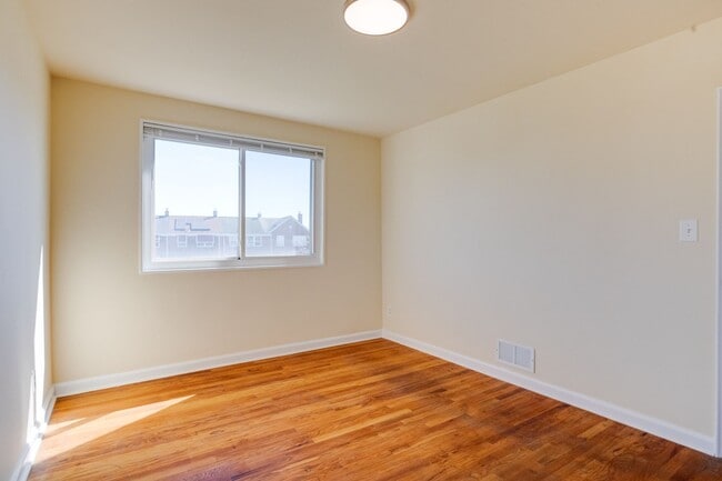 Building Photo - Charming End-Unit Townhome