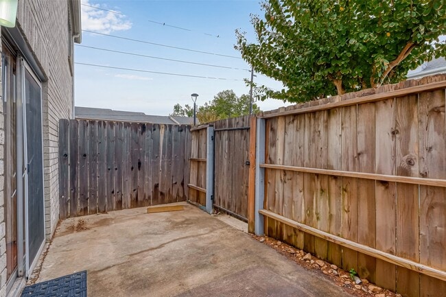 Building Photo - 7597 Cambridge St