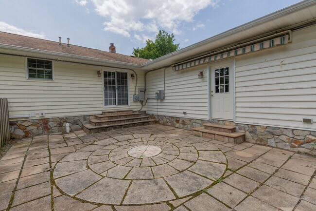 Building Photo - 4 Bed, 3, Bath Single Family Home in Ranson, WV