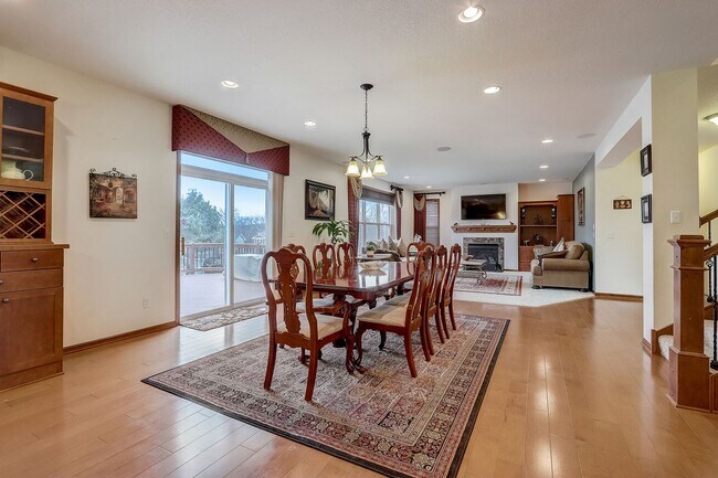 Building Photo - Grand 5 bed 4.5 bath Maple Grove Home w/ 3...