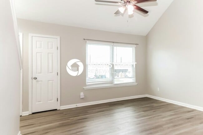 Building Photo - 3 Bedroom Pet-Friendly Home in LOUISVILLE,...