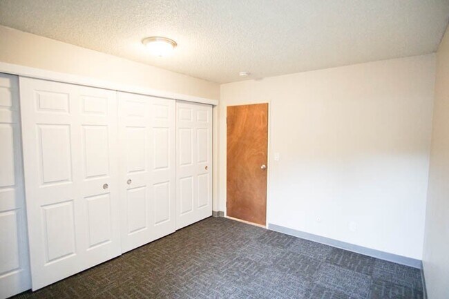 Building Photo - GET ONE MONTH FREE RENT: 1Bdr w/Large Closets + DW & Private Balcony!