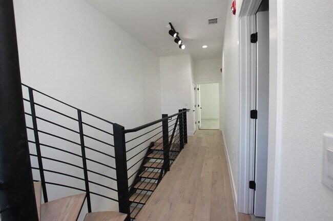 Building Photo - 203 Paschal St