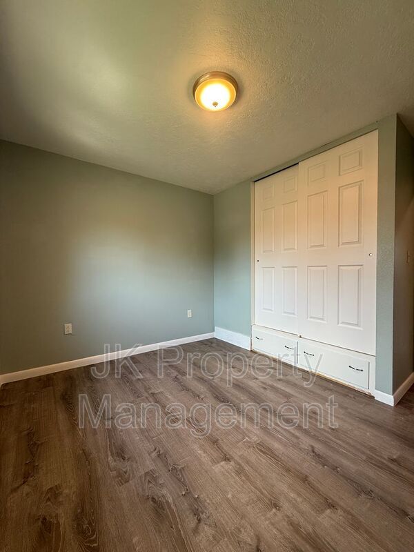 Building Photo - 105 Riverview Dr W