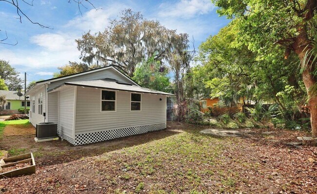 Building Photo - Charming 2-Bed, 1-Bath House