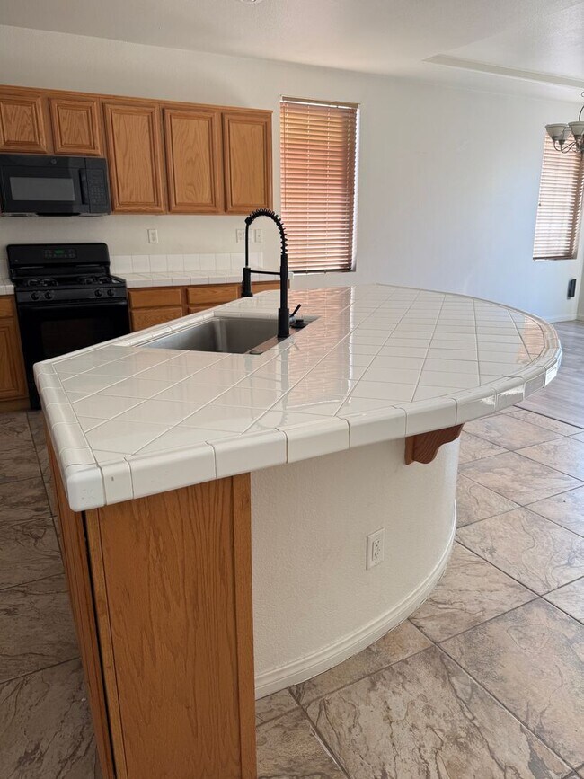 Building Photo - Beautiful three Bedroom, 2 Bath Home