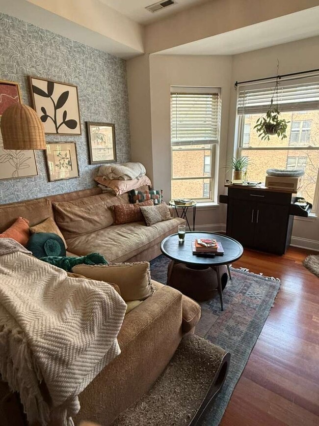 Building Photo - 807 W Lill Ave