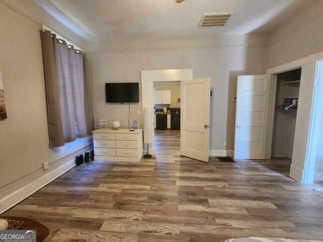 Building Photo - 917 Oakview Ave