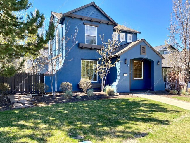 Building Photo - Charming and unique 2 BR in an upscale west Bend neighborhood