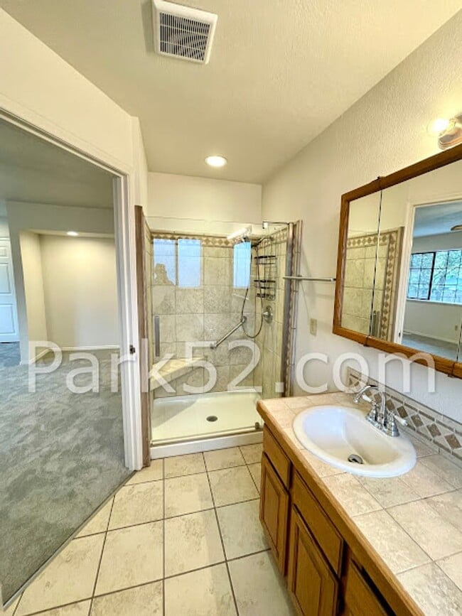 Building Photo - 1/2 Off First Full Month! 4 Bedroom Single Family Home in Lakewood